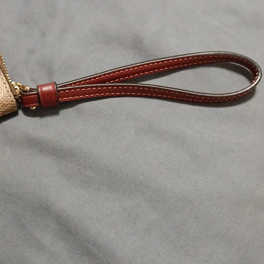 COACH CORNER ZIP WRISTLET IN SIGNATURE WITH CHERRY - Picture 3 of 4